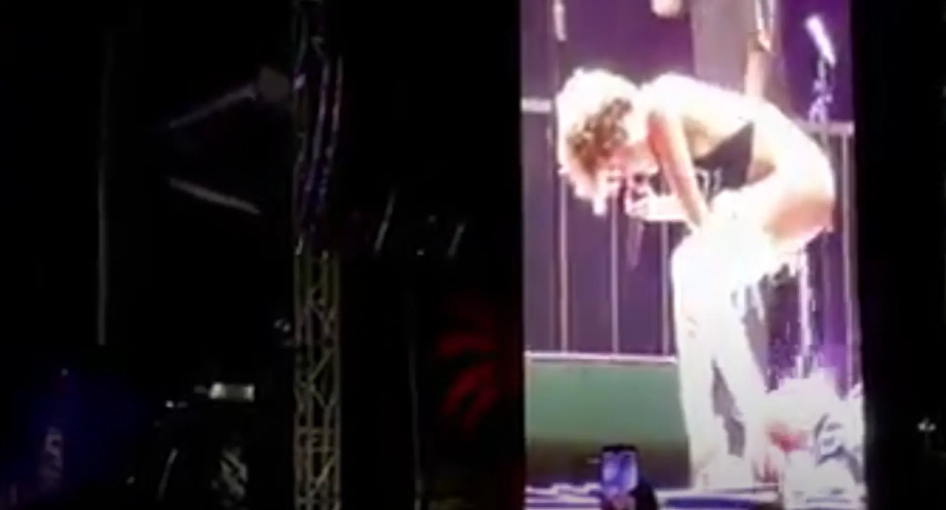 Poznata pjevačica na koncertu urinirala po obožavatelju: Rekla mu da legne i stavi kameru u usta