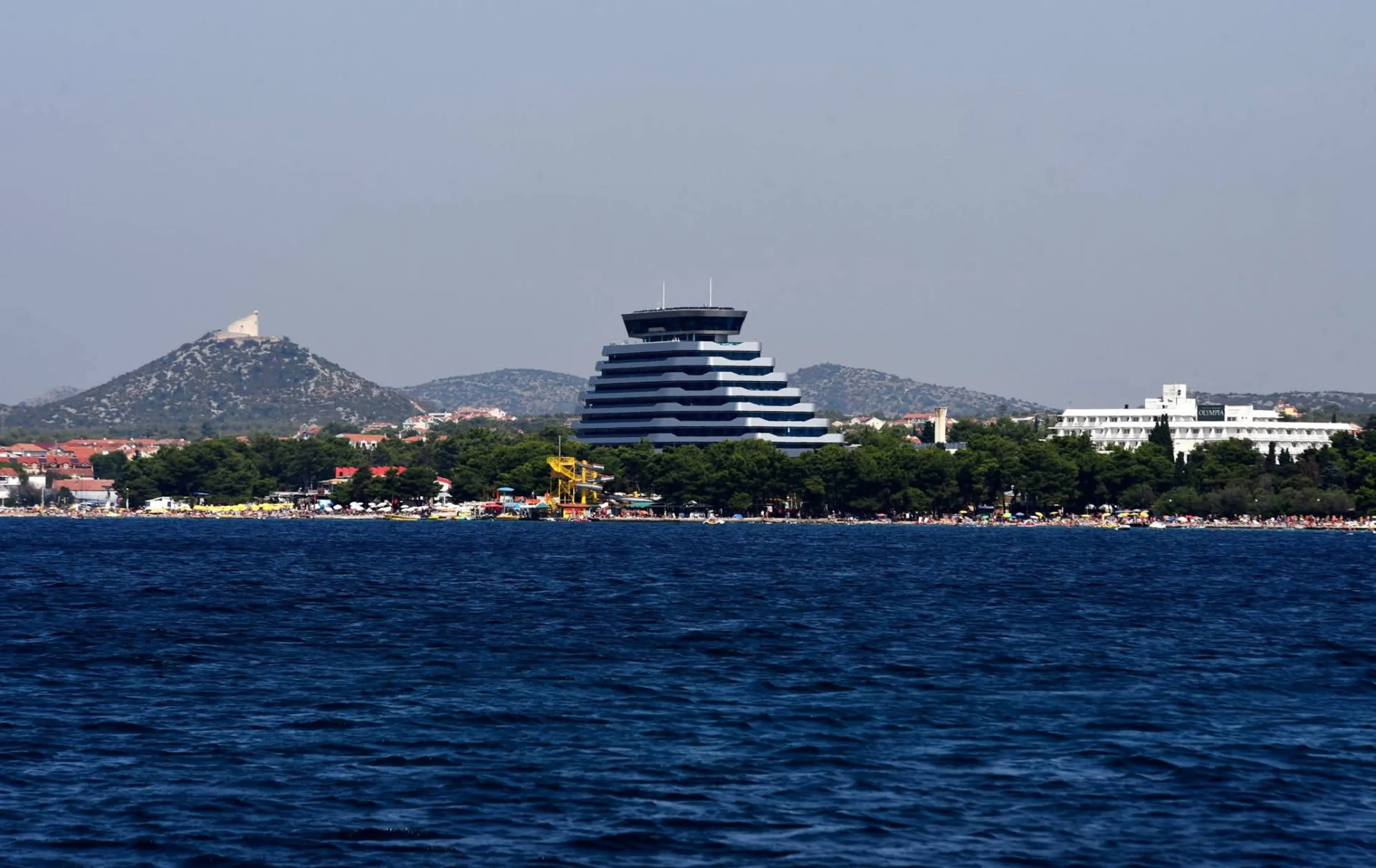 Kava s mlijekom u Vodicama skuplja nego piše u cjeniku: Iskustvo s plaže Hangar otvara pitanje naplate dodataka