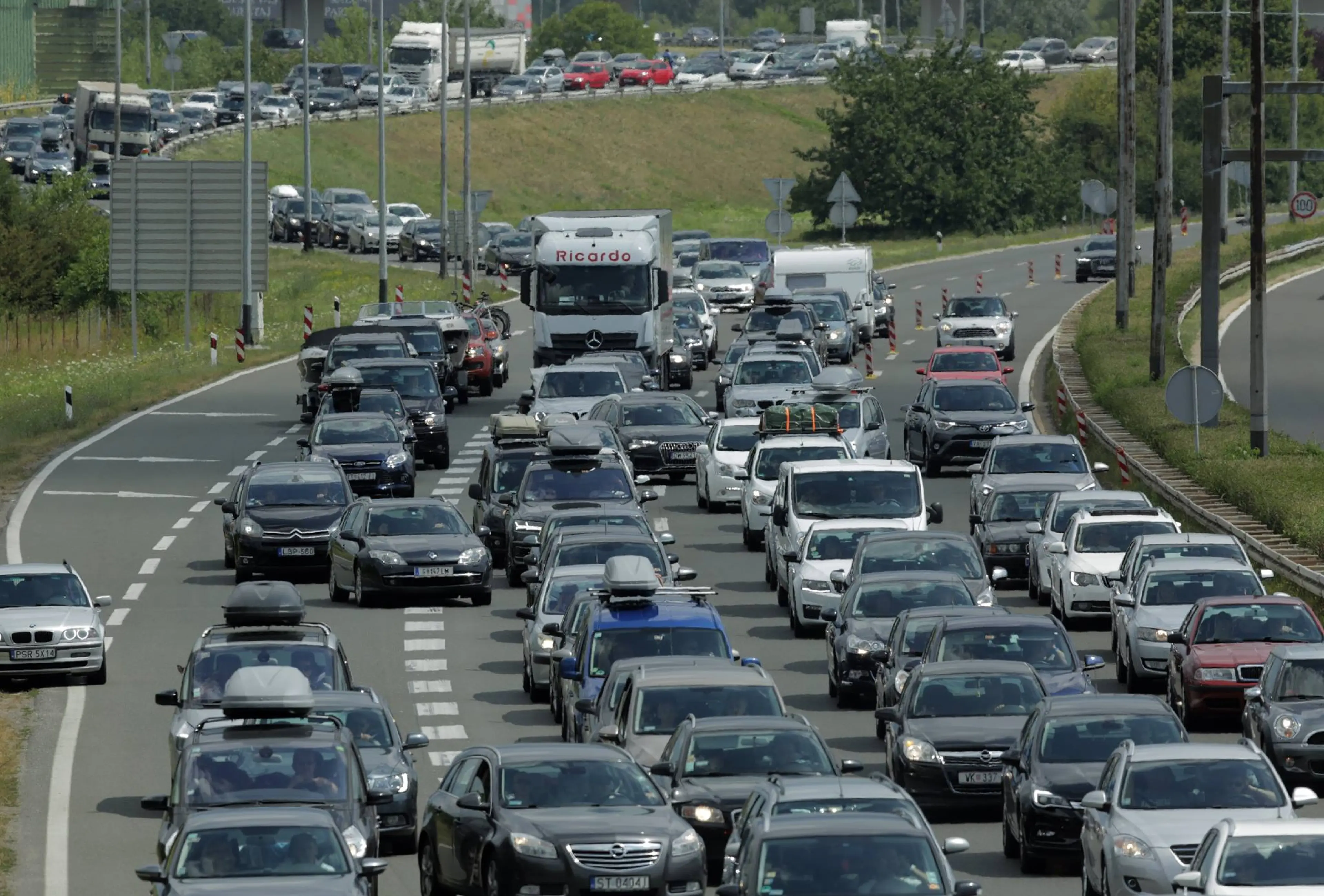 Ljetni vikend kaos na cestama: Gužve, nesreće i kilometarske kolone