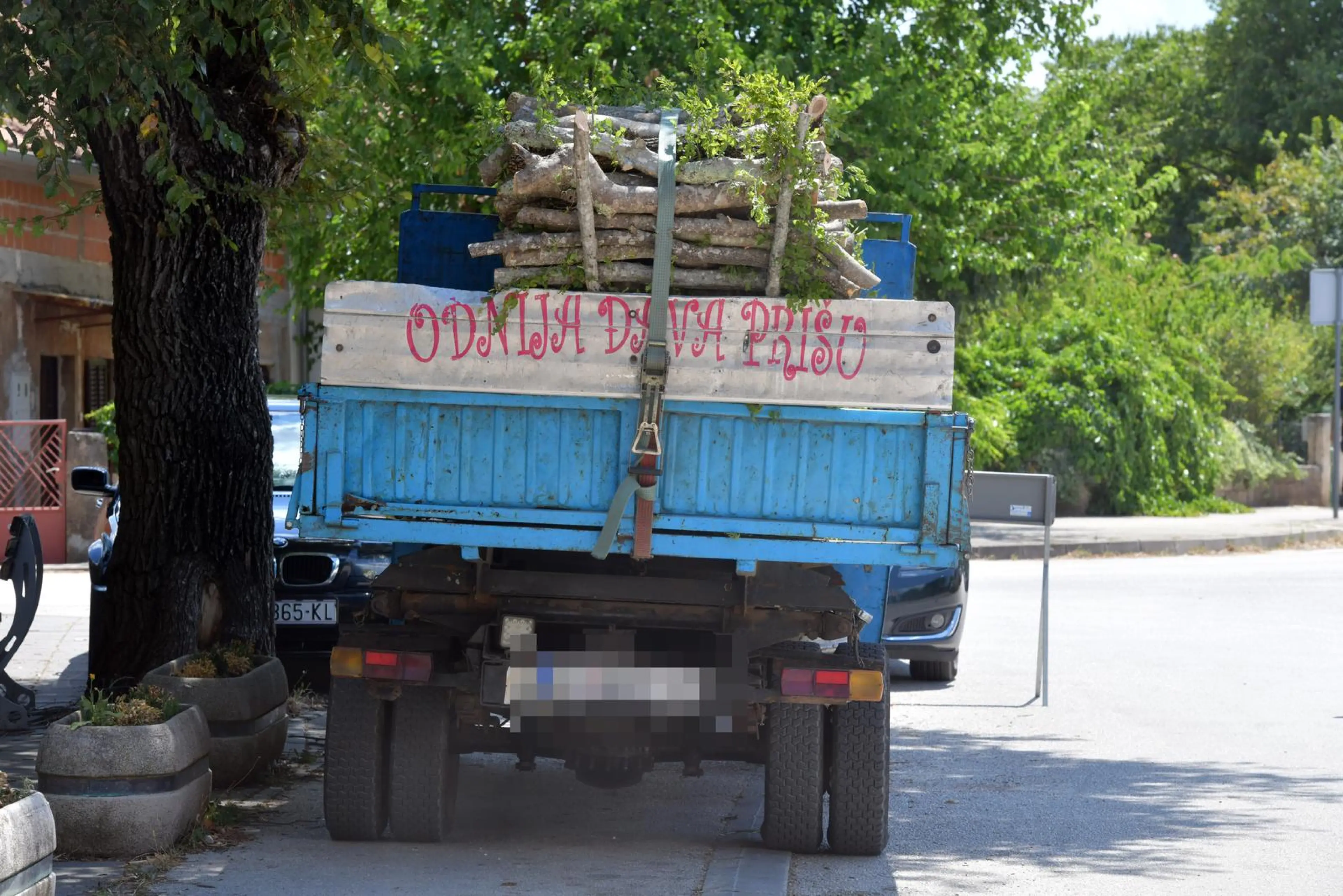 Poruka na kamionu u Oklaju govori sve o načinu života dalmatinskog čovika