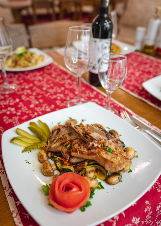 Uživajte u slasnim gotovim jelima iz Antinog gušta na prostranoj terasi!