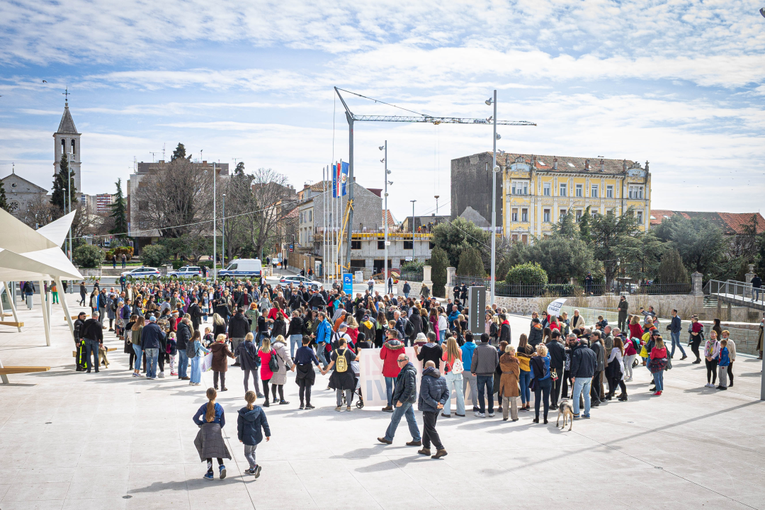 Nekoliko stotina ljudi na prosvjedu u Šibeniku: 'Skinite maske, došlo je vrime!'