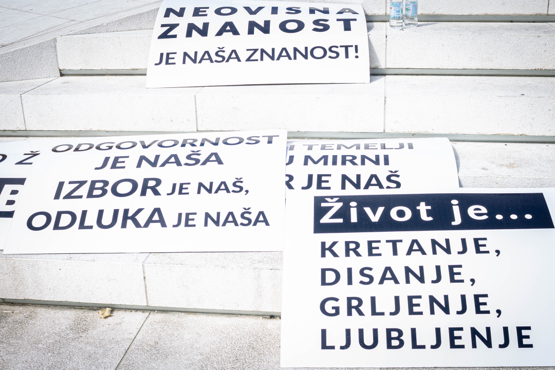 Nekoliko stotina ljudi na prosvjedu u Šibeniku: 'Skinite maske, došlo je vrime!'