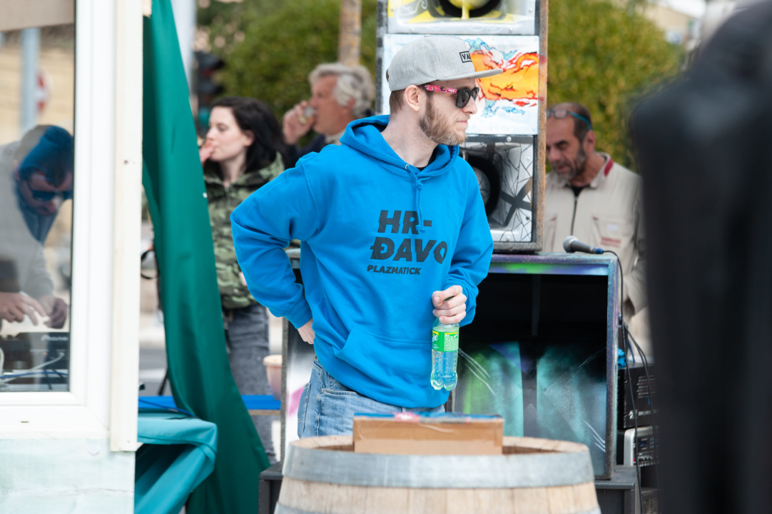 Na Poljani ste danas mogli saznati kako napreduje gradnja kuće za obitelj s Banije, uz to se i okrijepiti, a i zaplesati    