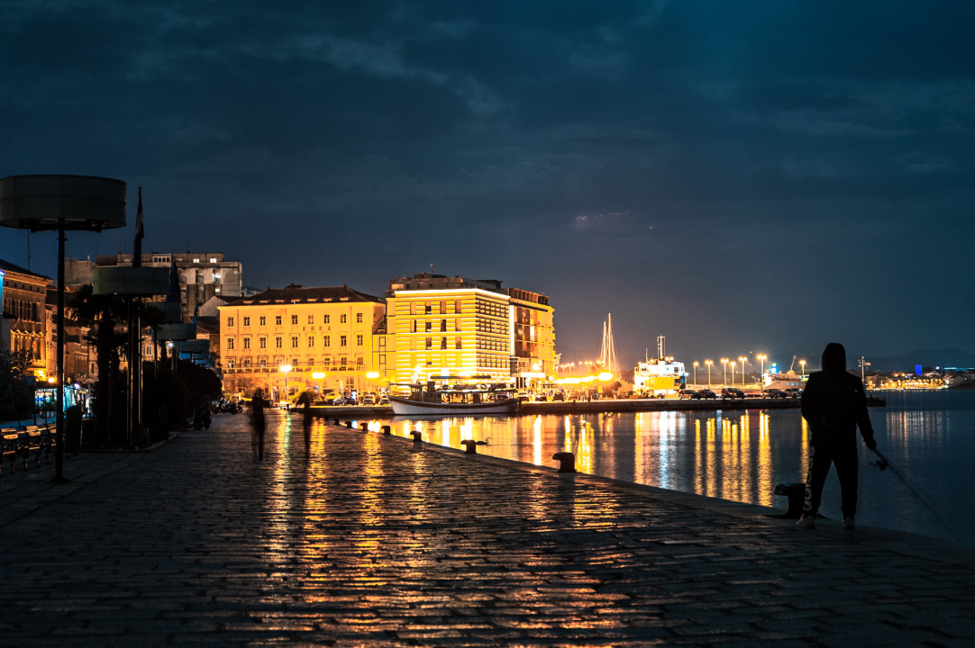 Šibenska riva sinoć je bila u mraku na sat vremena: Pogledajte kako je izgledala 