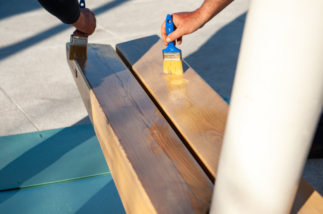 Prije nego sjednete, provjerite jesu li suhe: Klupice na Poljani dobile novi zaštitni premaz