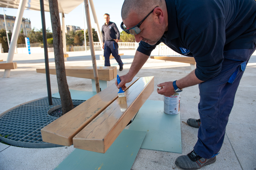 Prije nego sjednete, provjerite jesu li suhe: Klupice na Poljani dobile novi zaštitni premaz