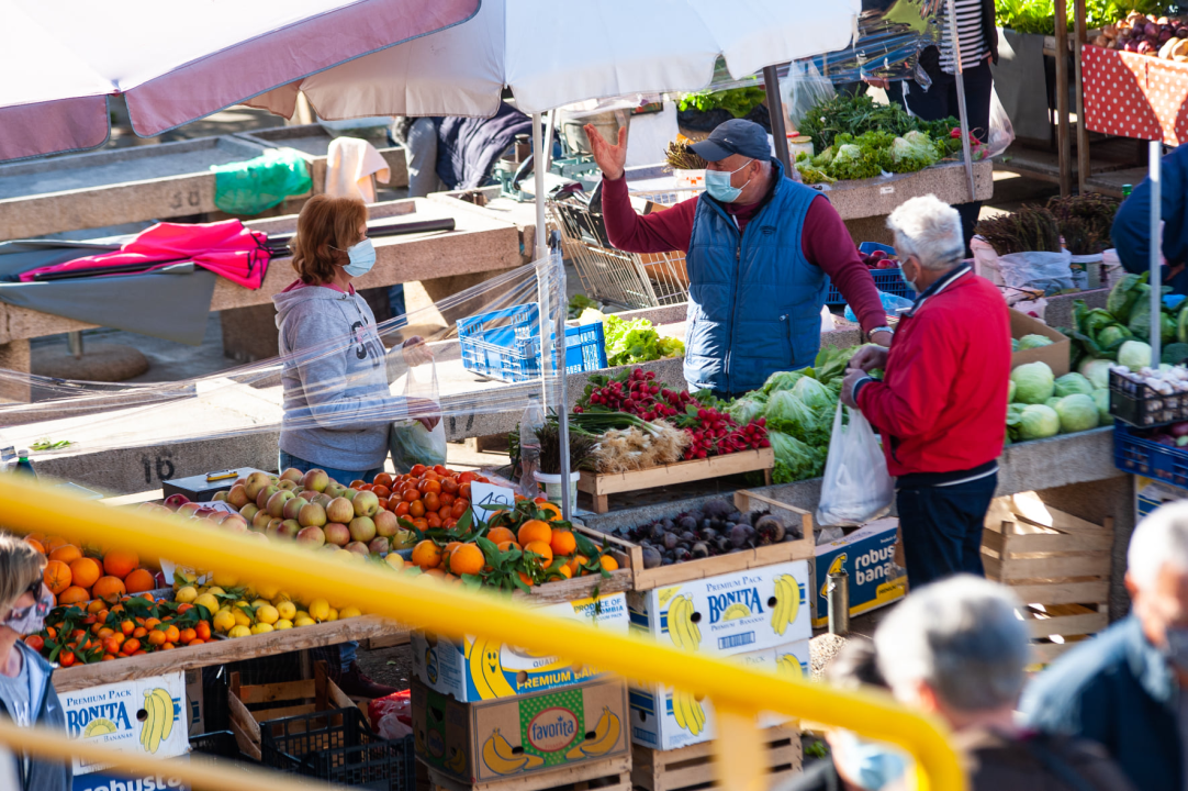 Šibenčani se više-manje pridržavaju novih mjera: U điru po pijaci kupovalo se i s maskom i bez maske