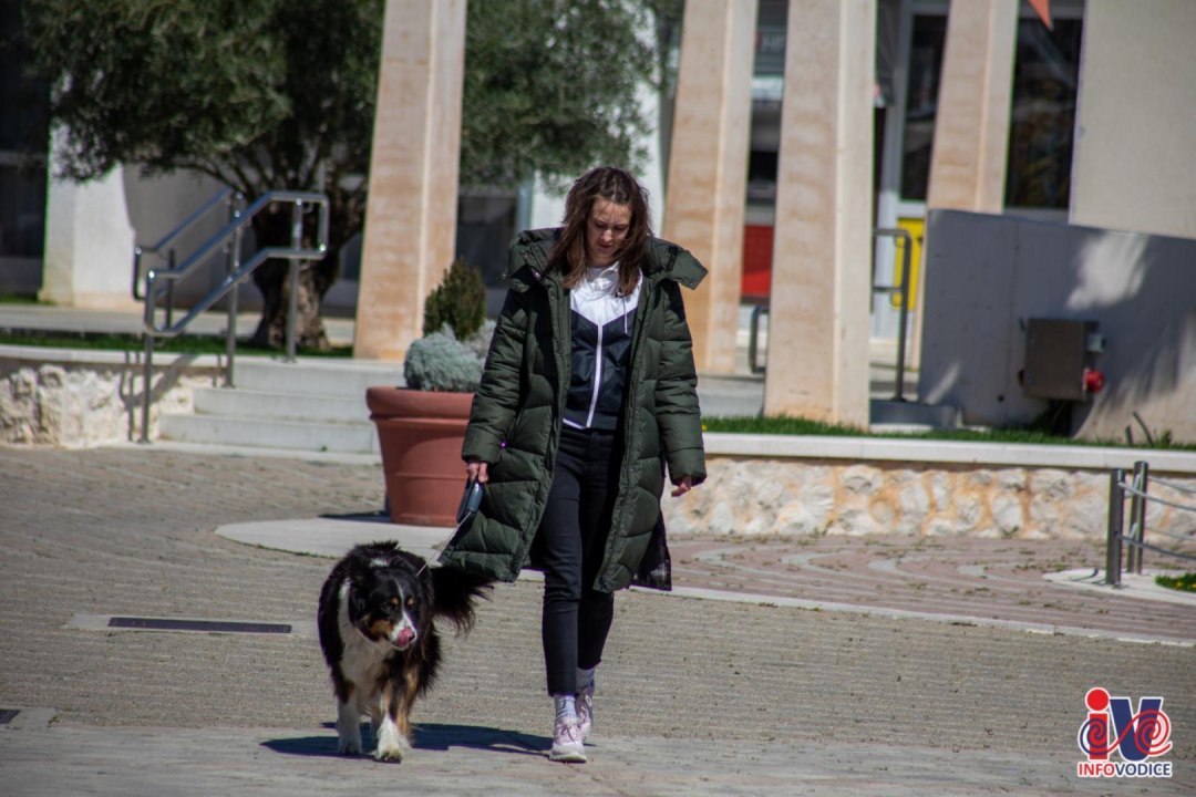 Uskrs u Vodicama: Lijepo vrijeme izmamilo ljude u đir po rivi i druženje uz kavu