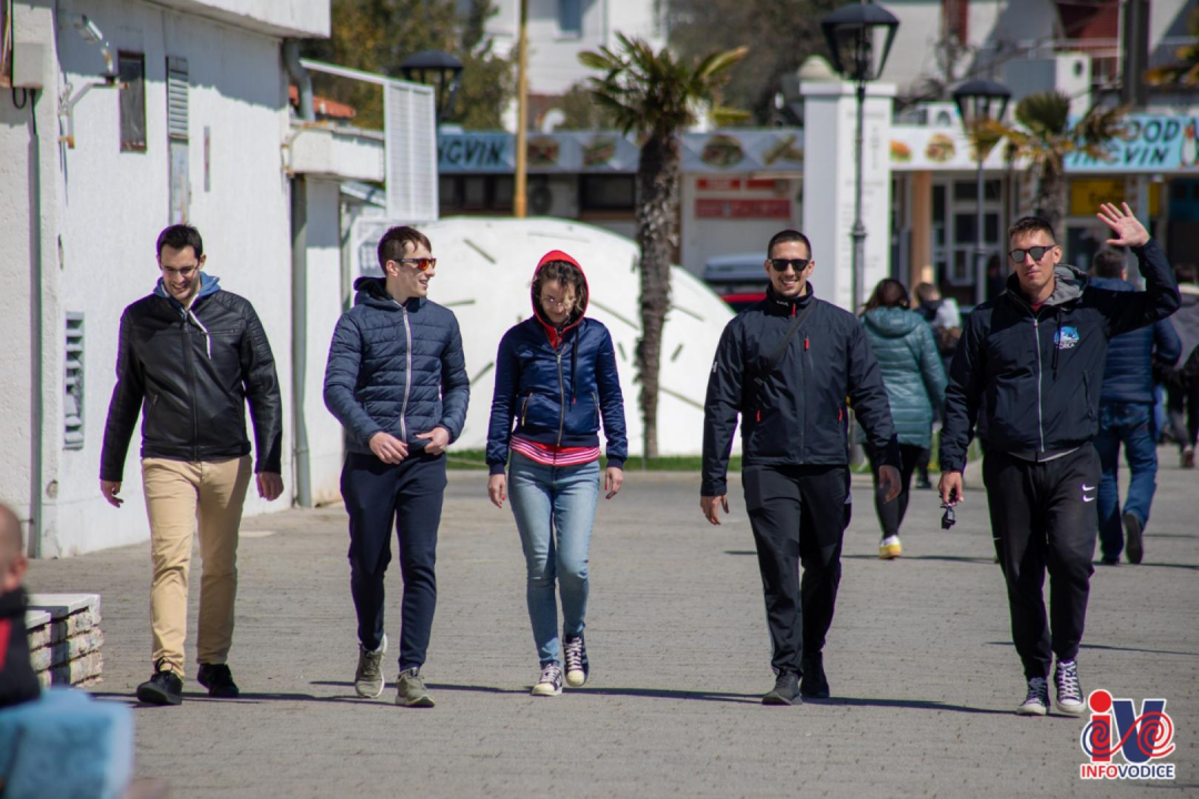 Uskrs u Vodicama: Lijepo vrijeme izmamilo ljude u đir po rivi i druženje uz kavu