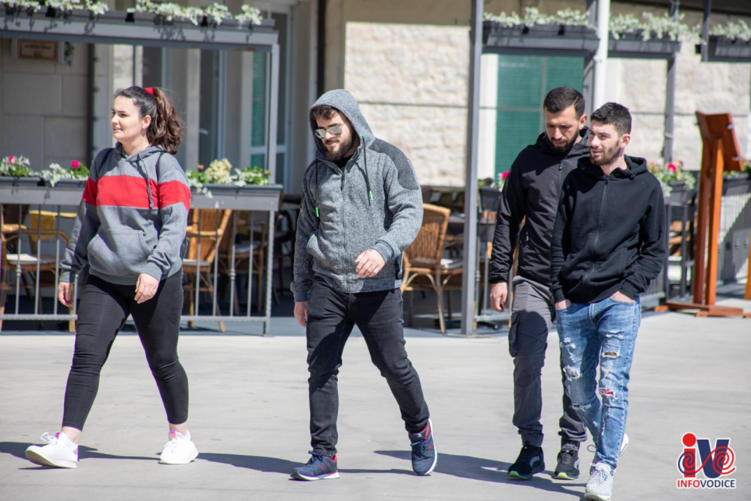 Uskrs u Vodicama: Lijepo vrijeme izmamilo ljude u đir po rivi i druženje uz kavu