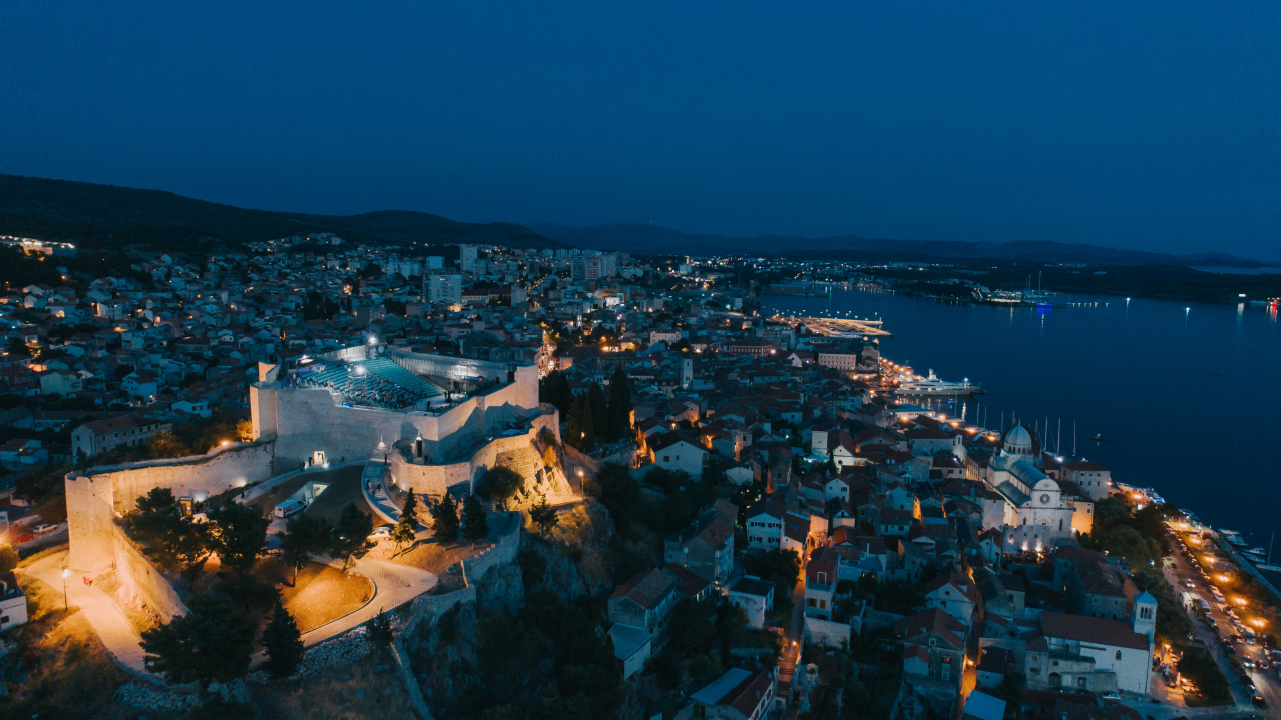 O ljetnoj pozornici na sv. Mihovilu pričalo se od 50-ih, Pavić i Bakula istražili zašto je izgrađena tek 2014. godine