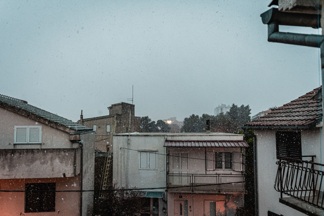 Već je debelo proljeće, a u Šibeniku pada snijeg: Zadnji put tako je bilo 2018. godine 