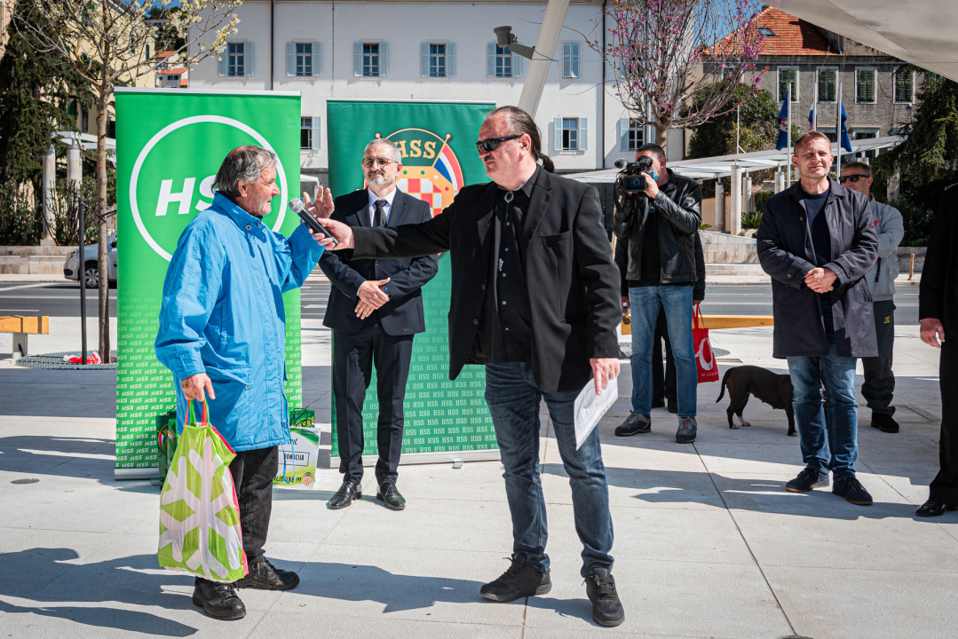 Uzor mu je Gaddafi, maše sa sto tisuća eura koje nema i želi od Šibenika 'nešto između Azurne obale i Toskane'
