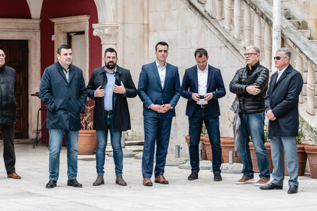 ‘Stabilno’, ali ‘Za svaki slučaj...’: Pauk i Rakić ispred katedrale predstavili kandidature za župana i zamjenika