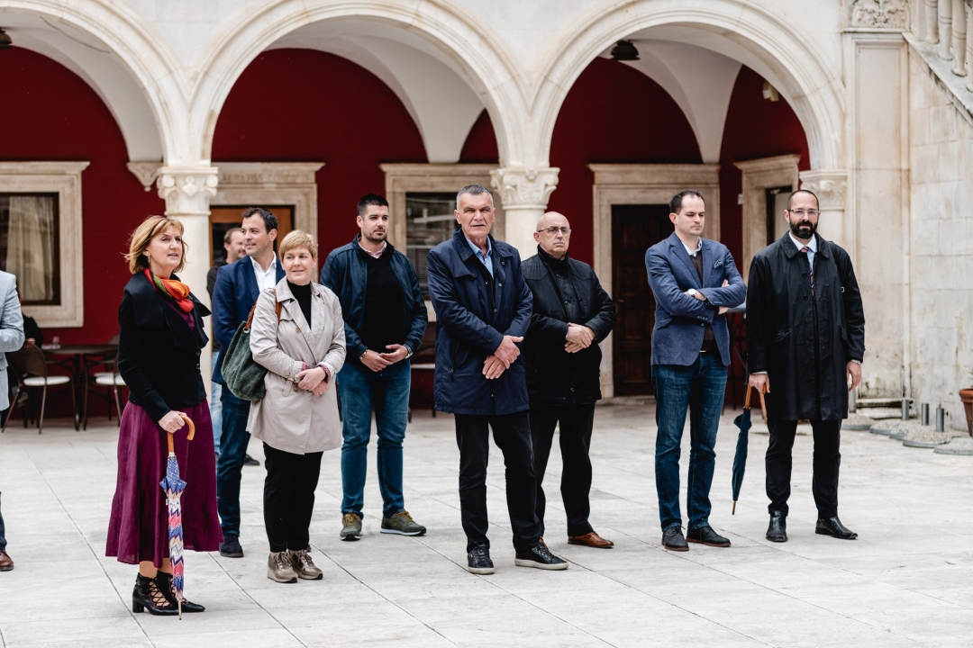 ‘Stabilno’, ali ‘Za svaki slučaj...’: Pauk i Rakić ispred katedrale predstavili kandidature za župana i zamjenika