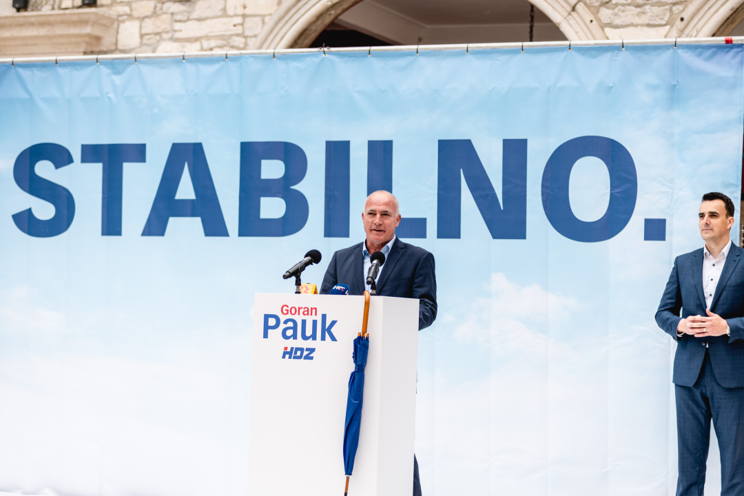 ‘Stabilno’, ali ‘Za svaki slučaj...’: Pauk i Rakić ispred katedrale predstavili kandidature za župana i zamjenika