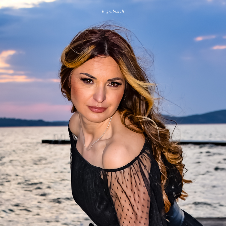 Vatrena navijačica Božena Bajalica finalistica ‘Online Miss Croatia’: Kako je okupila Funcute i nogometaše Šibenika, pogledajte večeras