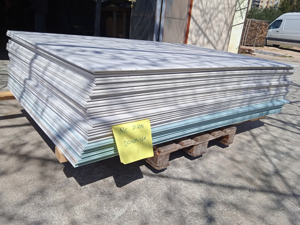 Montažna kućica iz Šibenika putuje za Mali Gradac: Postat će dom za tročlanu obitelj kojoj je kuća stradala u potresu 