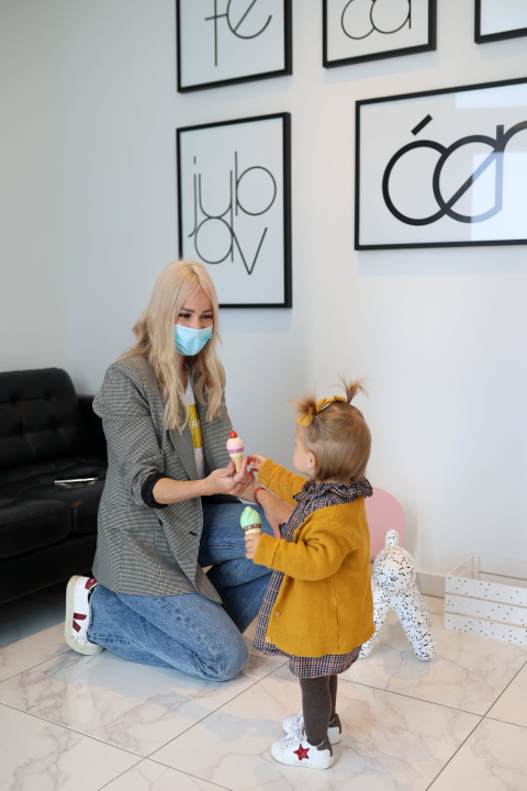 Antonija Mišura Sandrić s kćerkicom posjetila dječju Polikliniku Vrdoljak u Zadru!