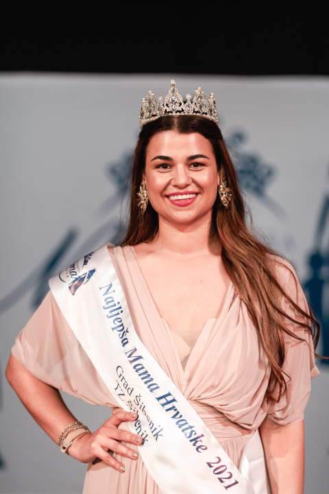 U šibenskom kazalištu održan izbor za najljepšu mamu: Vedrana Halinčić Bakšić i Ljubica Bulić ponijele lente