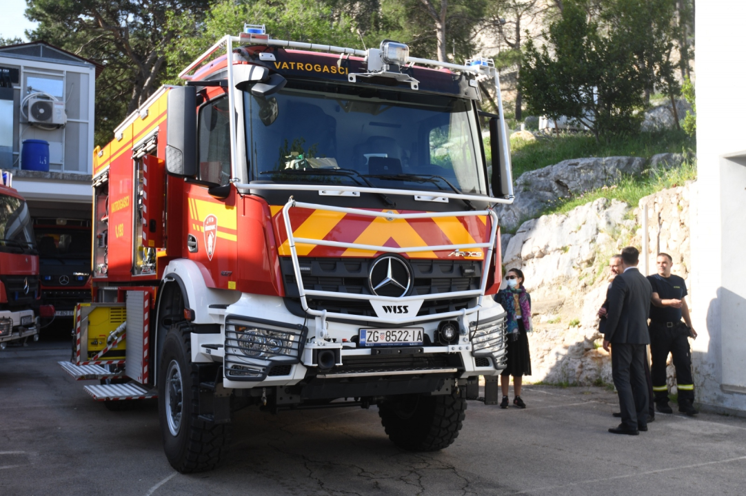 Na blagdan sv. Florijana šibenski vatrogasci pokazali novi kamion, a u Zagrebu danas preuzimaju još jedno vozilo