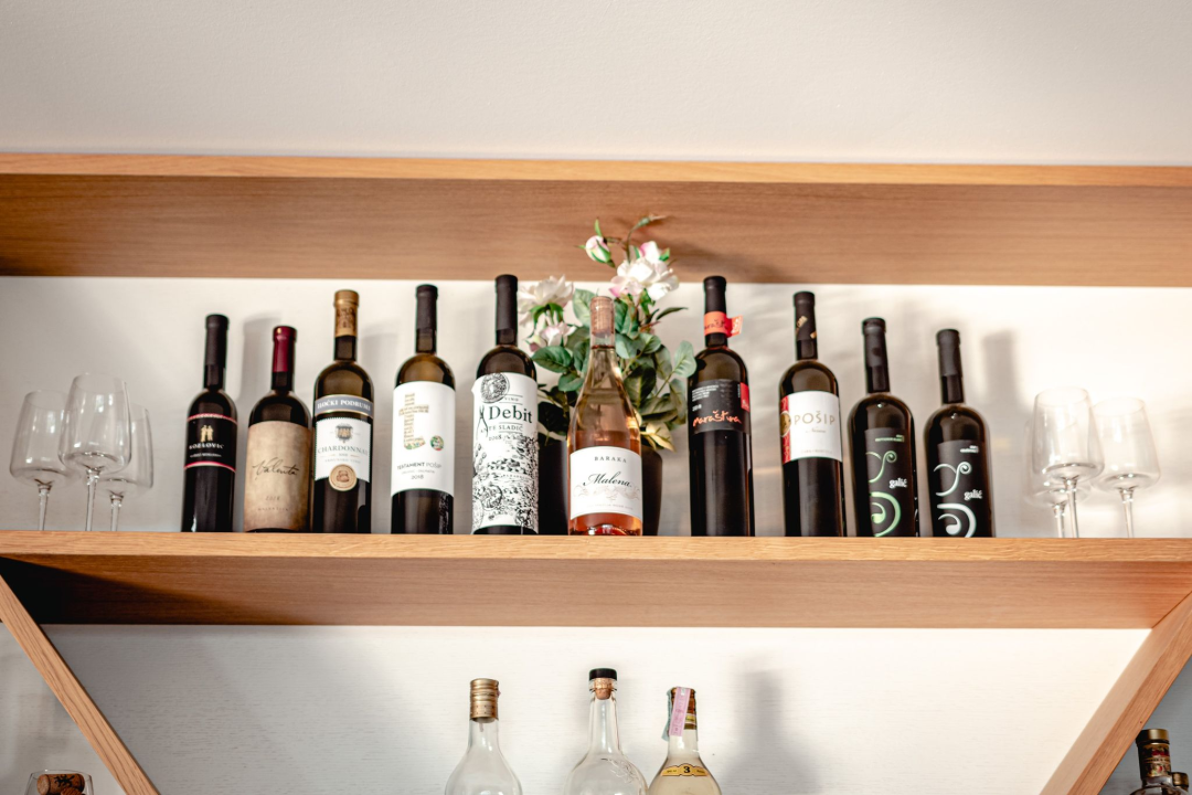 Priuštite si prekrasne trenutke na prozračnoj terasi Pomalo Bistro &amp; Bara u Žaboriću! 