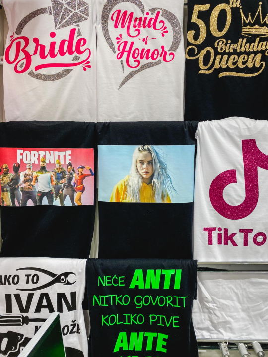 Iznenadite svoje bližnje personaliziranim poklonima i dekoracijama iz Smile T-shirt &amp; party storea! 