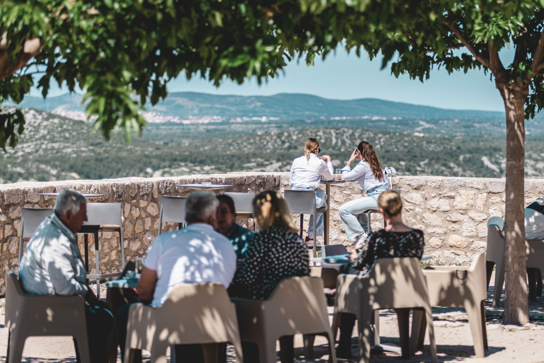 Uz sunce i besplatan ulaz brojni Šibenčani uživali na kavi na tvrđavi Barone