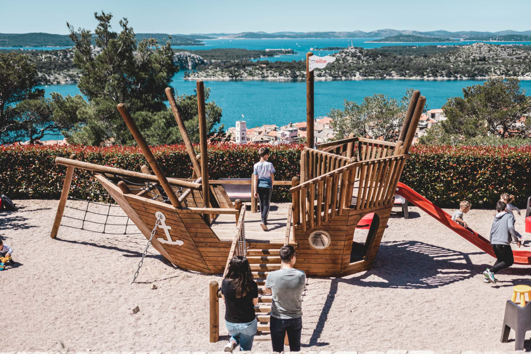 Uz sunce i besplatan ulaz brojni Šibenčani uživali na kavi na tvrđavi Barone