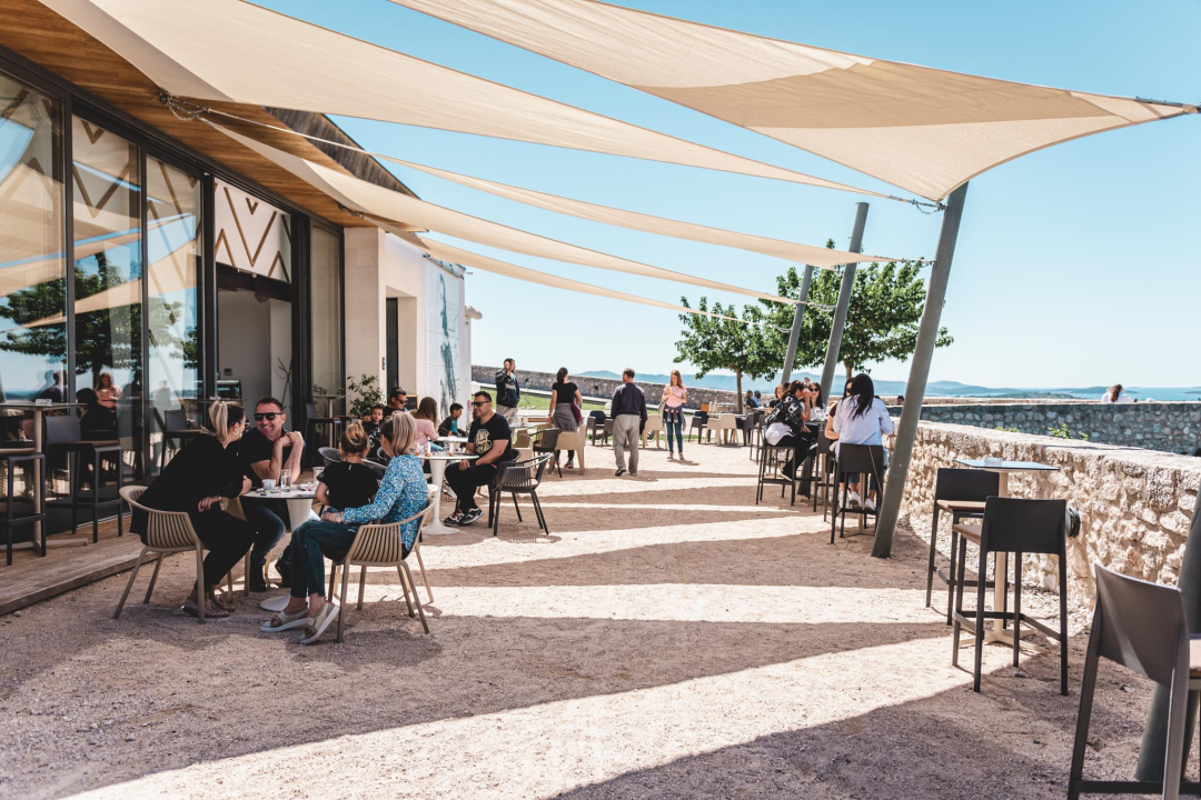 Uz sunce i besplatan ulaz brojni Šibenčani uživali na kavi na tvrđavi Barone