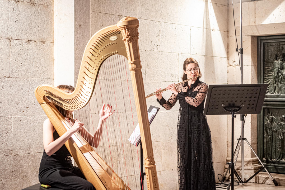Svibanjske glazbene večeri u Šibeniku otvorene po 16. put: Lucija Stilinović i Veronika Ćiković izvele djelo Davida Batinića 