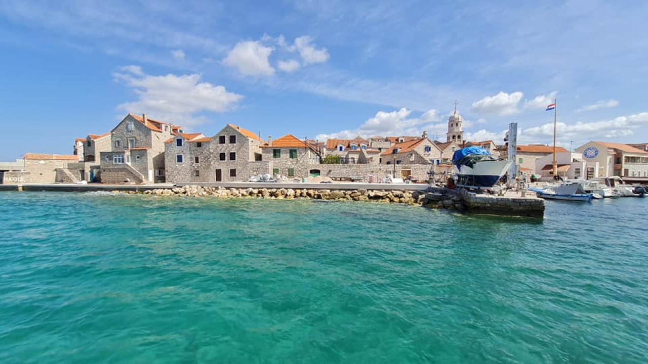 Više od pola godine traju radovi na novoj šepurinskoj rivi: Osim pada bagera u more, nije bilo većih problema