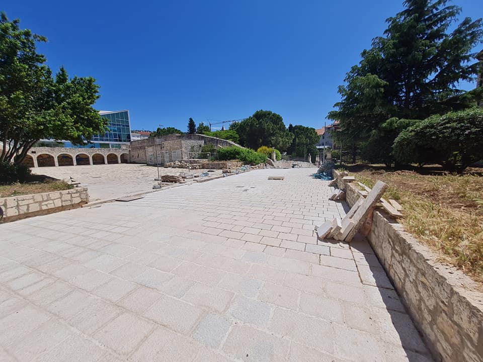 Radovi kod parka i sv. Frane primiču se kraju: Postavljene nove kamene ploče, ostalo je još malo posla