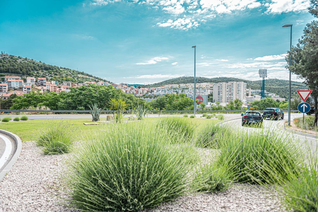 Radne akcije Zelenog grada: Na ulazima u grad posađeno cvijeće i uređen okoliš  