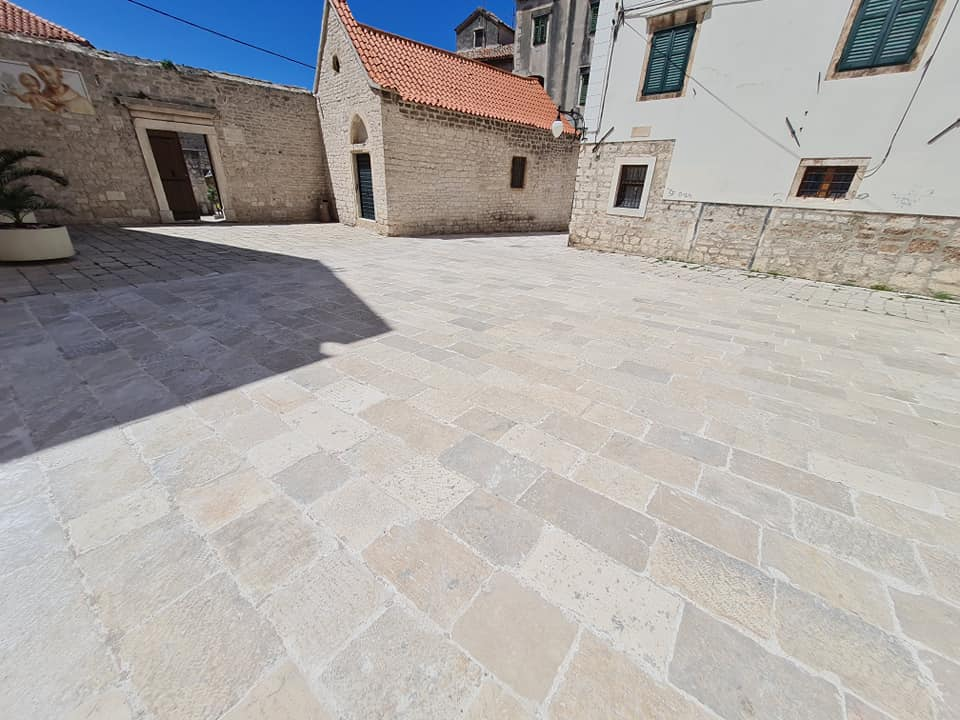 Radovi kod parka i sv. Frane primiču se kraju: Postavljene nove kamene ploče, ostalo je još malo posla