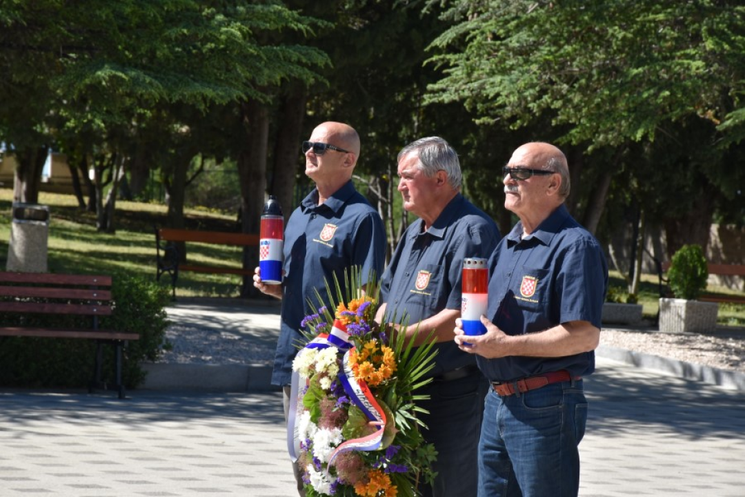 Uoči Dana državnosti na Kvanju položeni vijenci i svijeće za poginule branitelje 