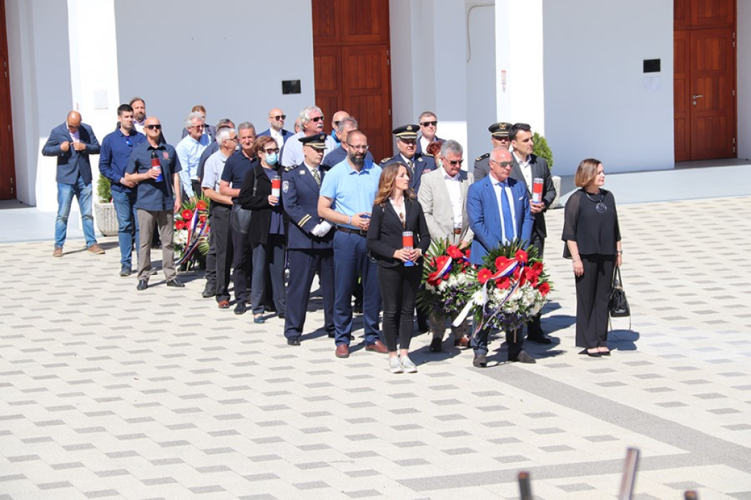 Uoči Dana državnosti na Kvanju položeni vijenci i svijeće za poginule branitelje 