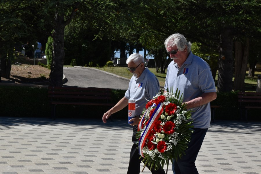 Uoči Dana državnosti na Kvanju položeni vijenci i svijeće za poginule branitelje 