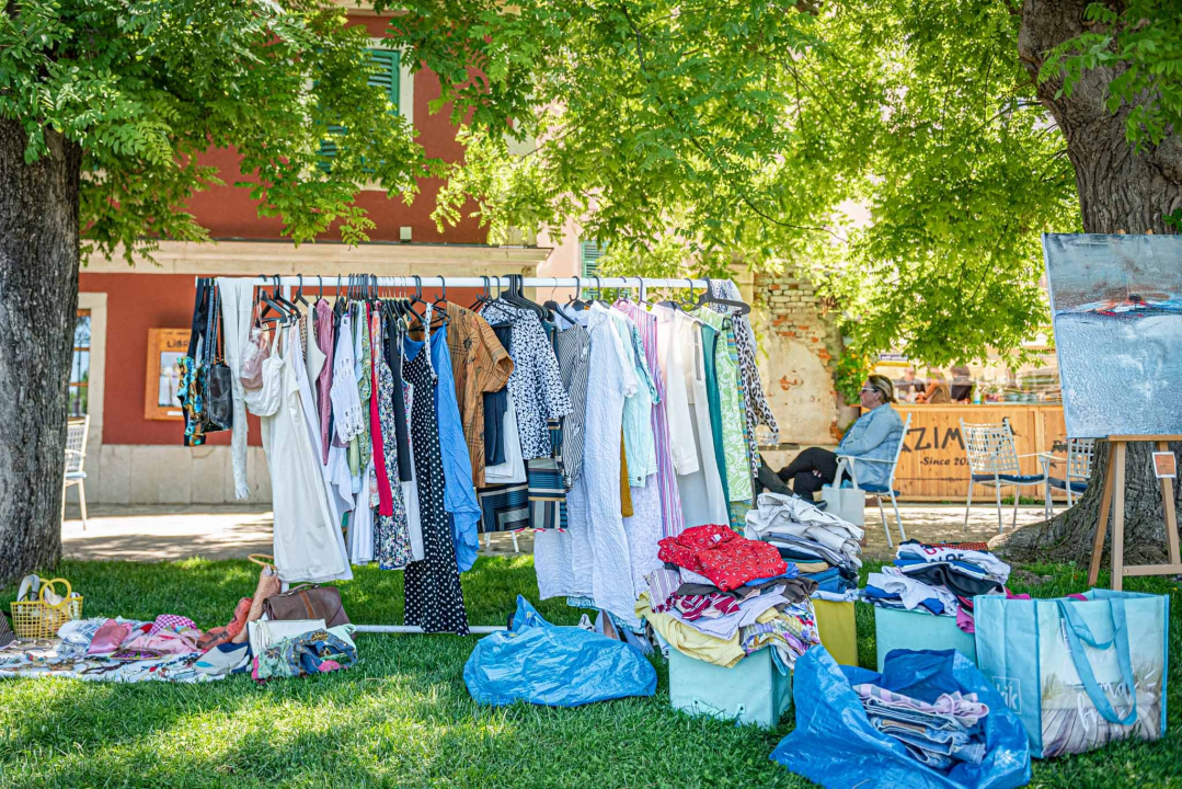 Ispred Azimuta održan prvi Buvljak nakon korona pauze: Opuštena kupovina, kava i druženje na travnjaku