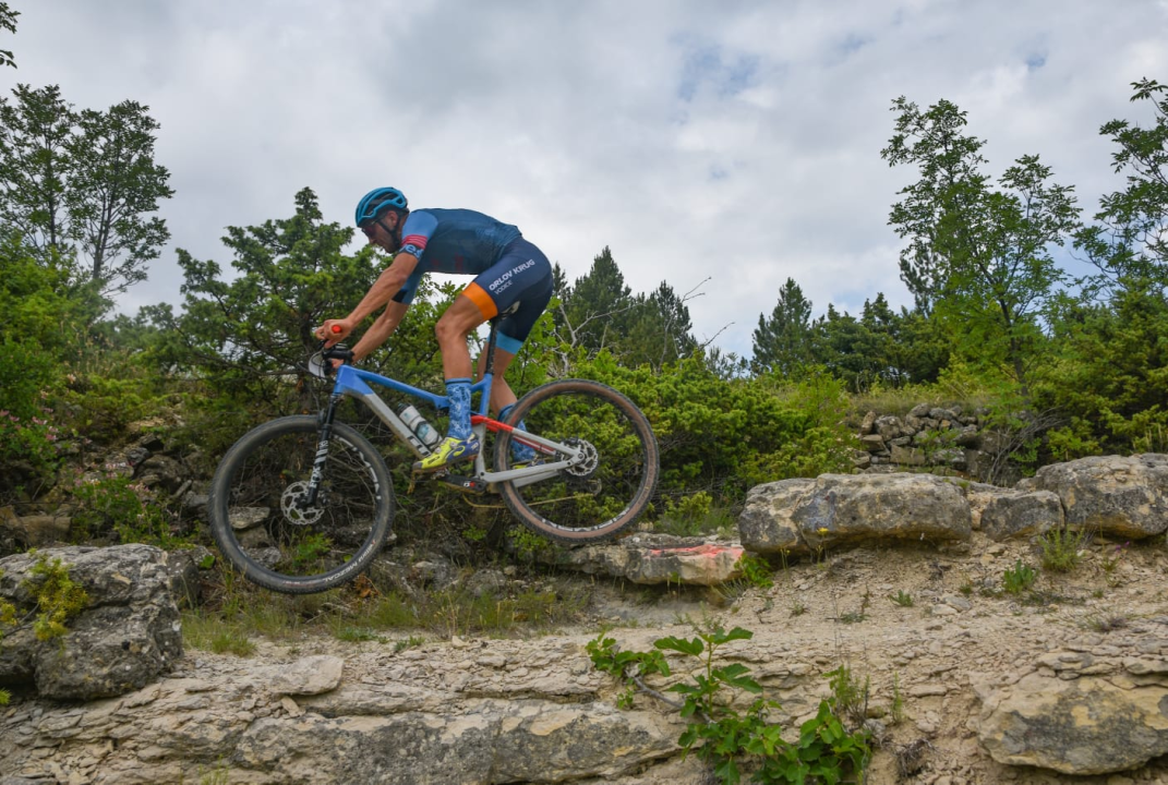 U Drnišu održana prva brdska 'Kraljevska utrka', atraktivnu stazu prošao i 71. godišnji Luka Jakovljević   