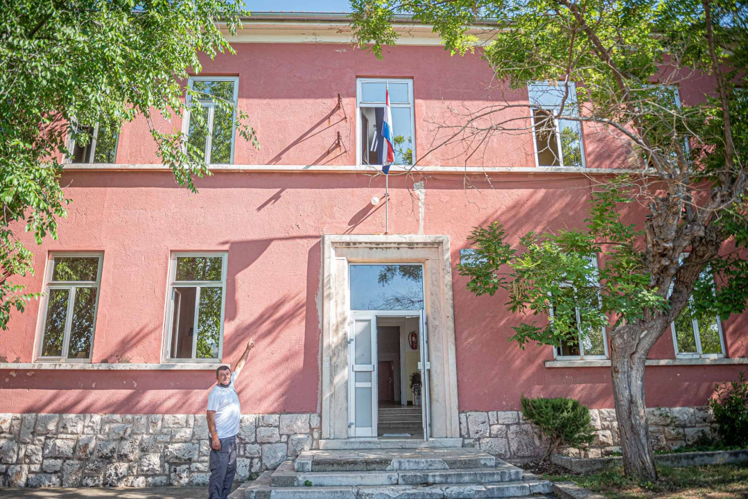 U školi u Vrpolju se urušio strop, u učionicama popucali zidovi: 'Zgrada je stara preko 80 godina, ovo je nažalost bilo očekivano' 