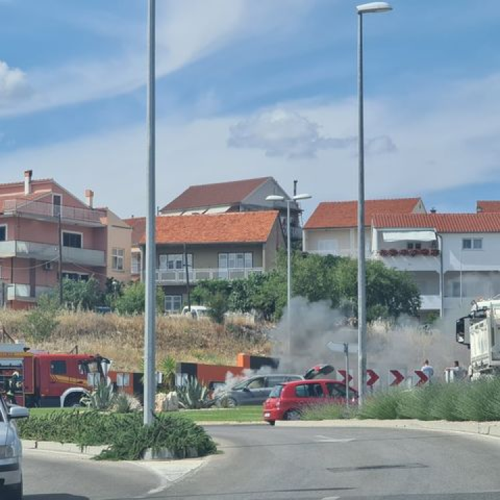 Zapalio se automobil u kružnom toku na Meterizama: 'Svi su izašli na vrijeme'