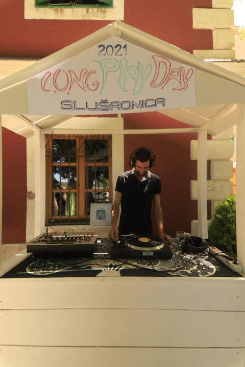 Ako ste slučajno propustili Long Play Day, nemojte Je Veux