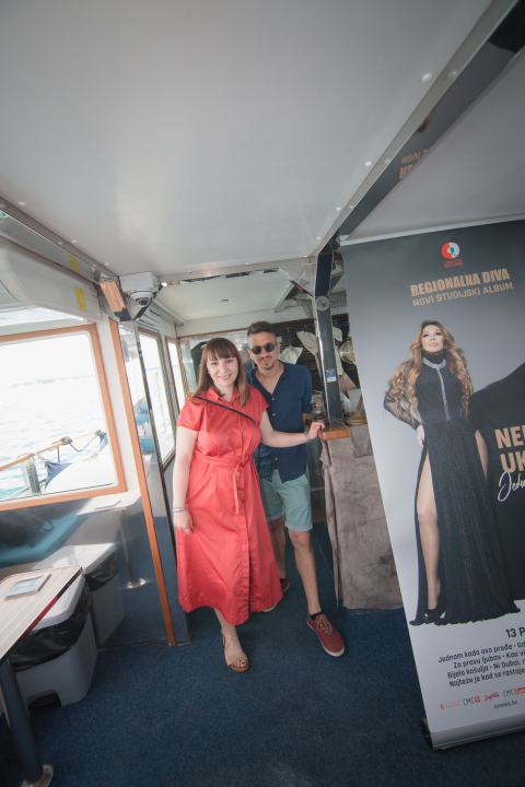 Neda Ukraden promovirala novi album na brodu od Vodica do Šibenika
