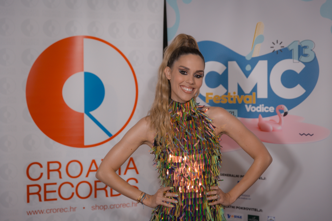 Počelo estradno ludilo u Vodicama: Pogledajte atmosferu prve večeri CMC festivala