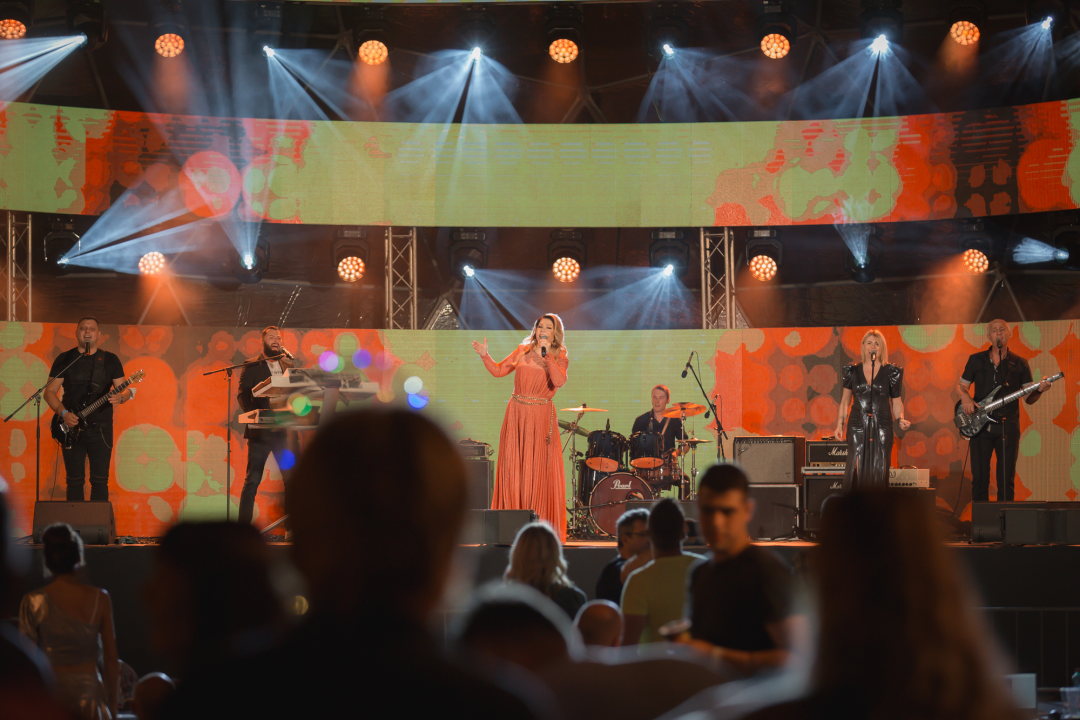 Počelo estradno ludilo u Vodicama: Pogledajte atmosferu prve večeri CMC festivala