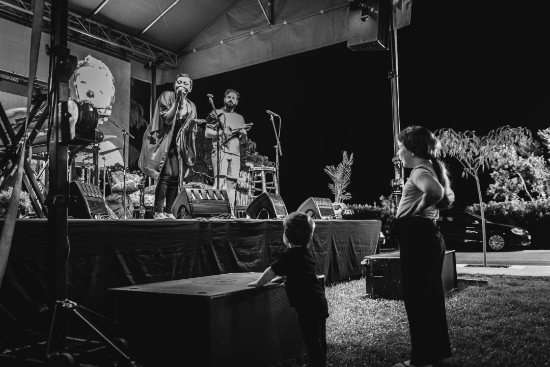 Pogledajte kako je bilo sinoć na koncertu Je Veux ispod katedrale	  