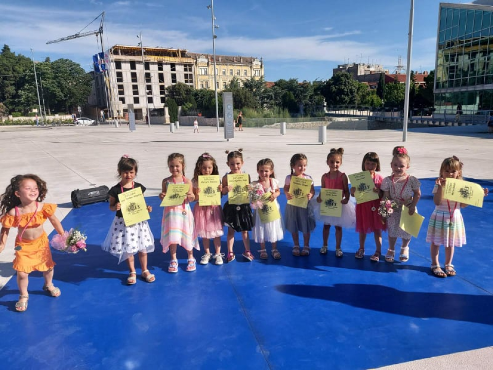 Cure i dečki iz Balansa rasplesali prolaznike na Poljani: 'Nadamo se povratku na staro i treninzima u dvorani'  