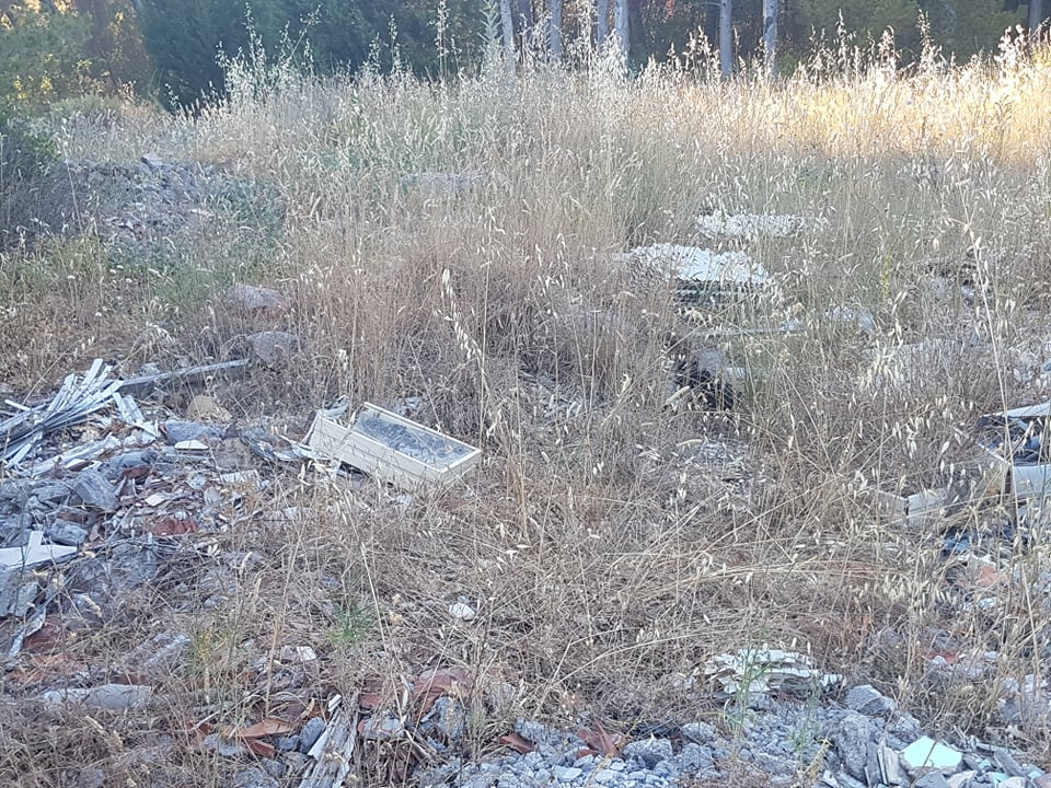 Nije parking na tri trake, ali je sigurno odlagalište otpada: Na Vidicima kod stare magistrale hrpe smeća  